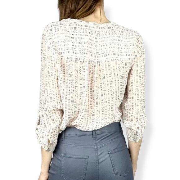 3/$20 Maurices women's cream arrow print v-neck long sleeve blouse top Small - Picture 2 of 7
